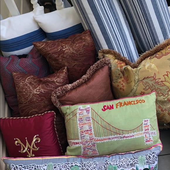 Beautiful Assortmentb of Decorative Pillows - Picture 6 of 8
